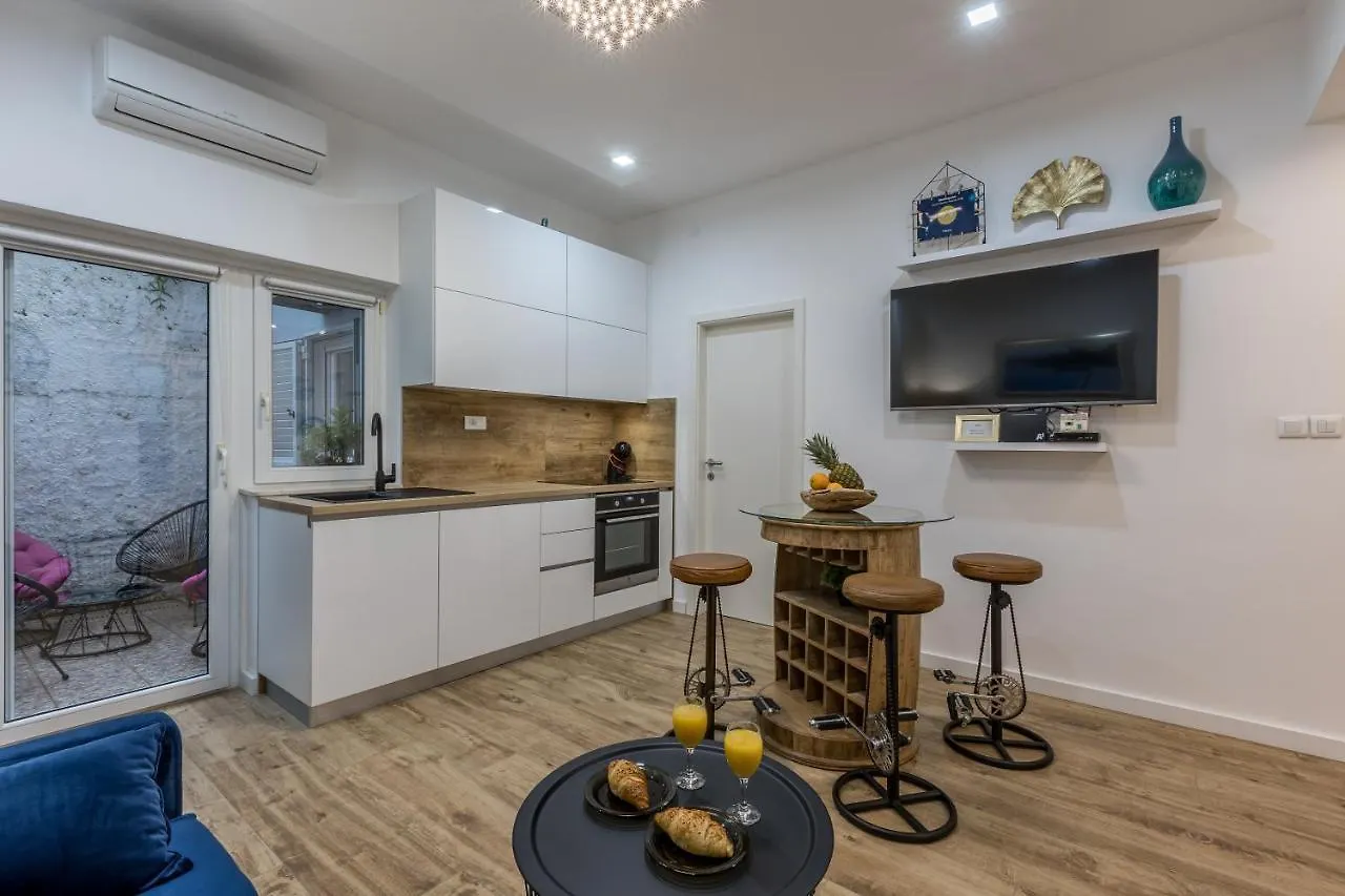 Happy Apartment Split